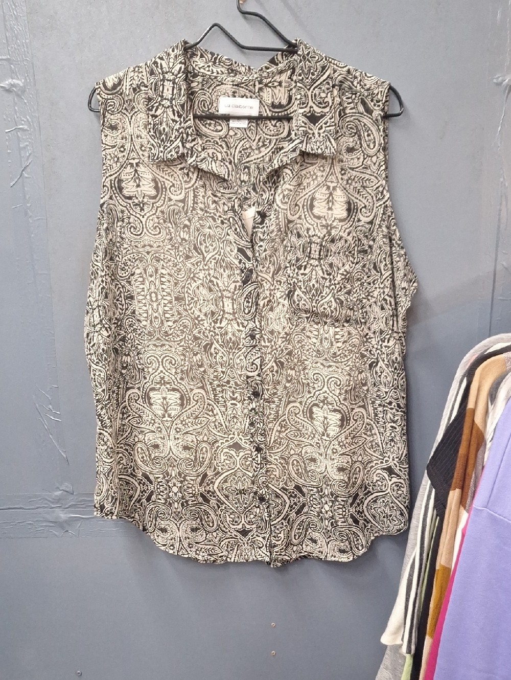 Liz Claiborne Black and White Paisley Sleeveless Button-Down Top